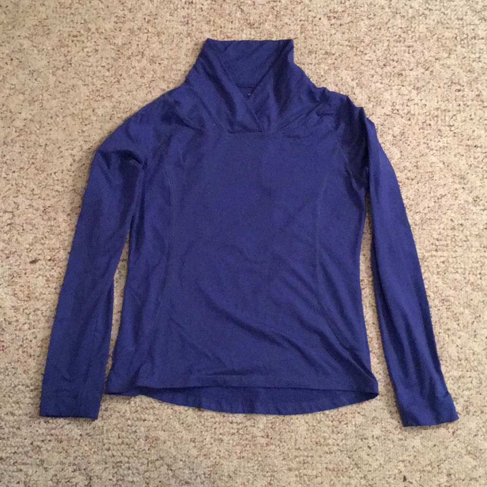 Athletic long sleeve shirt